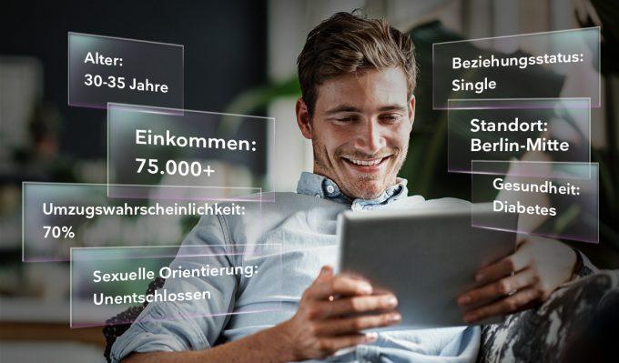 Mann mit Tablet, Einkommen 75.000€,